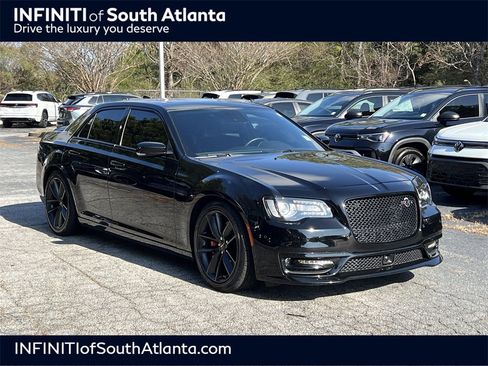 Used 2023 Chrysler 300 C image 1