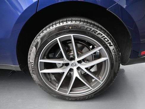 Certified 2025 Porsche Macan AWD/4WD image 9