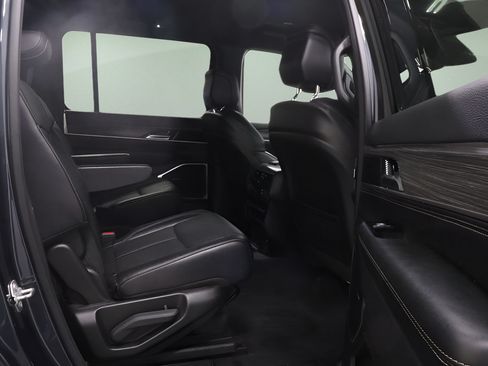 Certified 2024 Jeep Wagoneer Series II AWD/4WD image 14