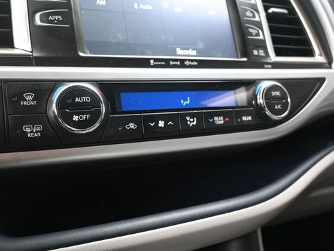 Used 2019 Toyota Highlander XLE image 14