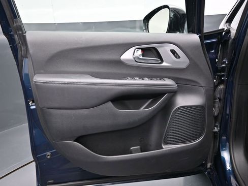 Used 2025 Chrysler Pacifica Limited FWD image 10