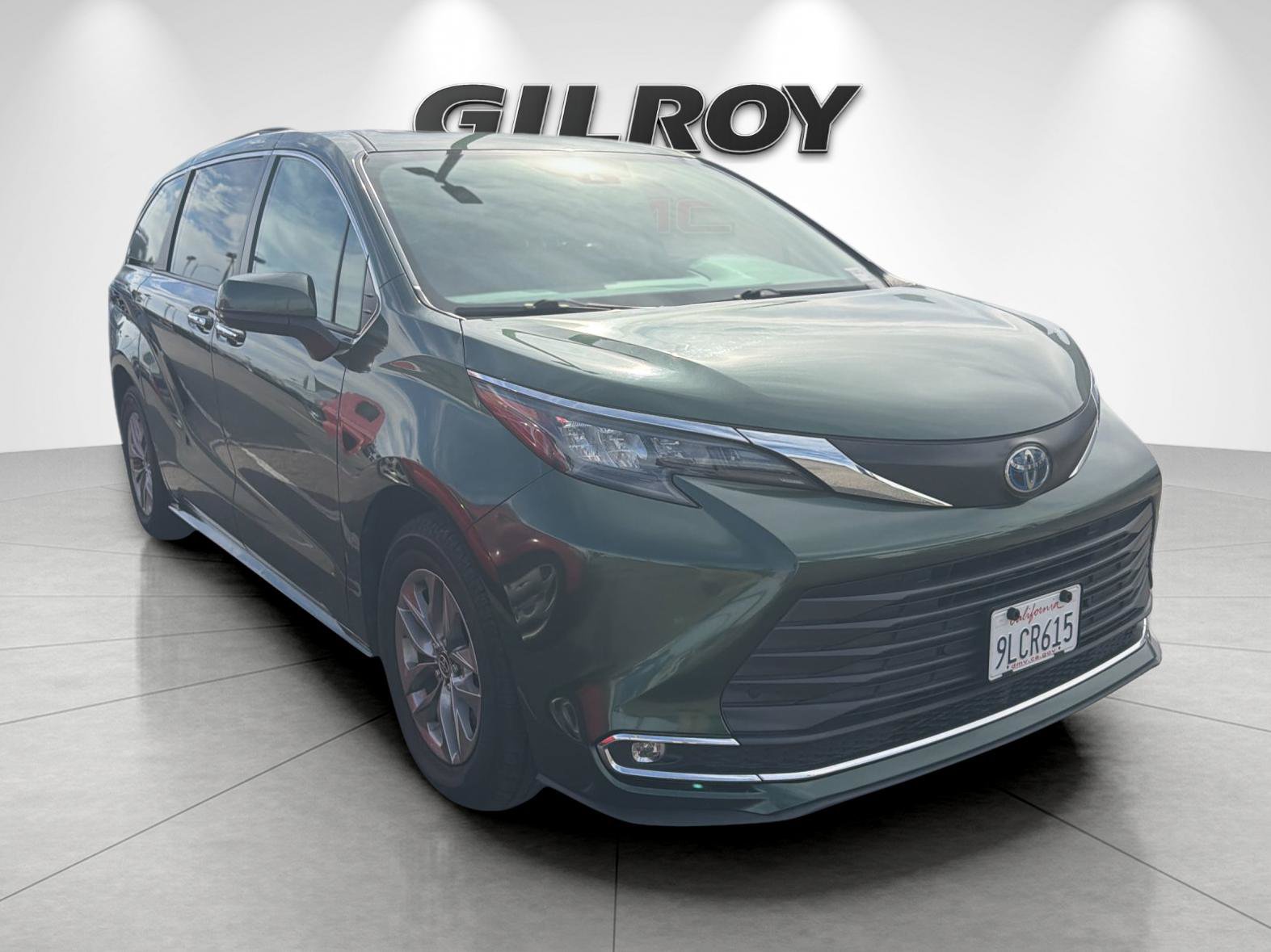 Used 2024 Toyota Sienna XLE FWD image 2