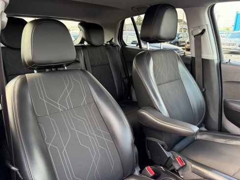 Used 2018 Chevrolet Trax LT w/ Sun & Sound Package AWD/4WD image 17