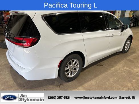 Used 2024 Chrysler Pacifica Touring-L FWD image 8