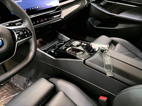Used 2025 BMW 530i w/ Premium Package RWD image 20
