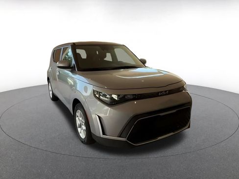 Used 2025 Kia Soul LX w/ LX Technology Package FWD image 3
