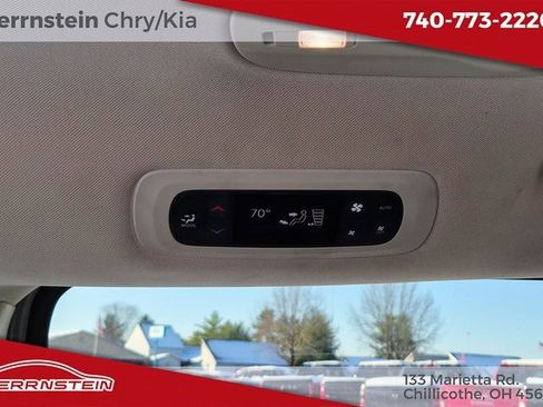 Used 2023 Chrysler Pacifica Touring-L image 11