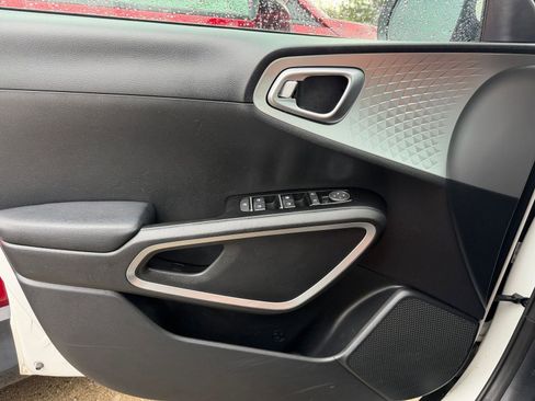 Used 2025 Kia Soul LX w/ LX Technology Package image 18