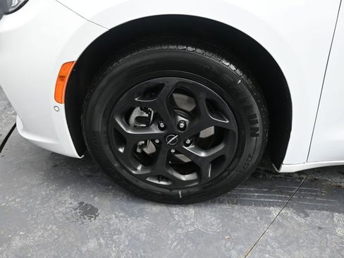 Used 2024 Chrysler Pacifica Select image 14