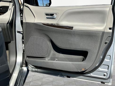 Used 2018 Toyota Sienna XLE Premium FWD image 29