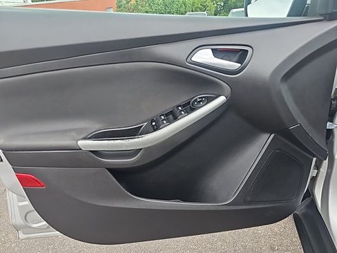 Used 2014 Ford Focus SE w/ Equipment Group 201A FWD image 12