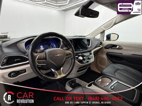 Used 2021 Chrysler Pacifica Touring-L FWD image 18