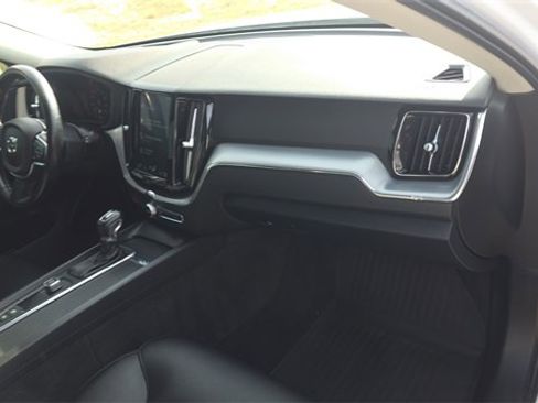 Used 2018 Volvo XC60 T6 Momentum w/ Advanced Package image 29