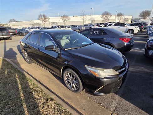 Used 2017 Toyota Camry SE image 2