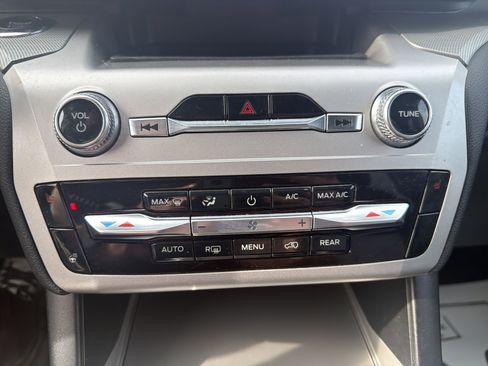 Used 2022 Ford Explorer XLT w/ Equipment Group 202A image 29