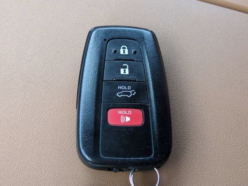Used 2021 Toyota Highlander Platinum FWD image 34