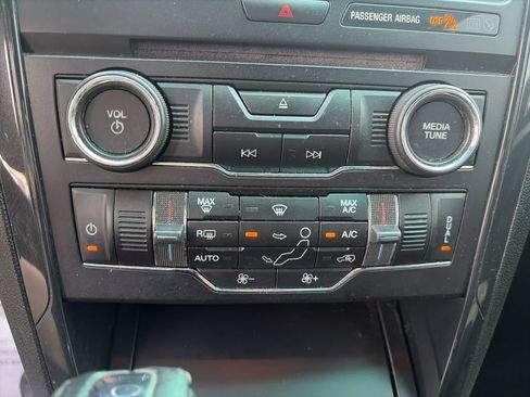 Used 2016 Ford Explorer XLT w/ Equipment Group 201A FWD image 24