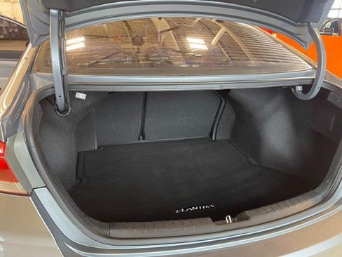 Used 2017 Hyundai Elantra SE FWD image 11