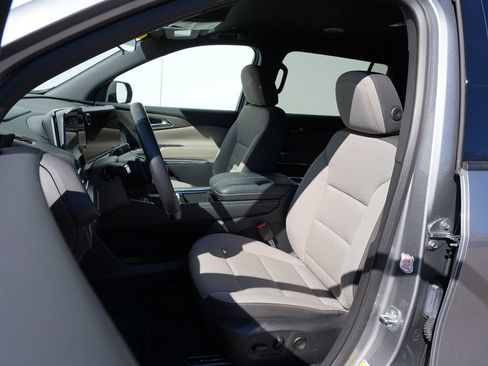 Used 2025 Chevrolet Traverse LT image 12