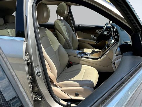 Used 2019 Mercedes-Benz GLC 300 4MATIC w/ Premium Package image 31