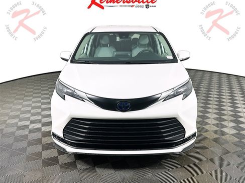 Used 2024 Toyota Sienna LE image 2