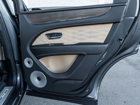 Used 2025 Bentley Bentayga V8 image 38