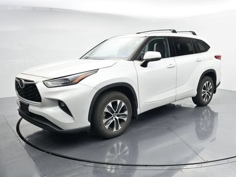 Used 2022 Toyota Highlander XLE AWD/4WD image 4