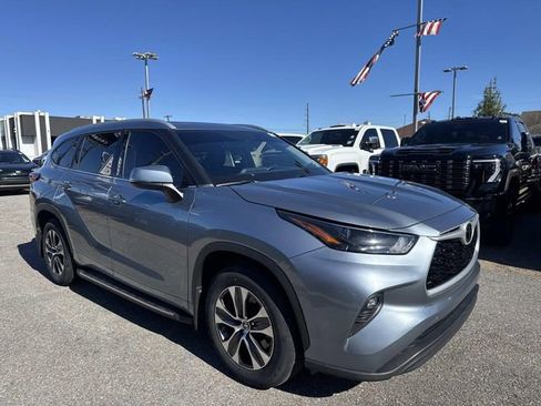 Used 2022 Toyota Highlander XLE image 4