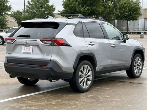 Used 2021 Toyota RAV4 XLE Premium FWD image 4