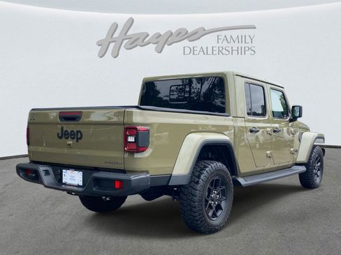 Used 2025 Jeep Gladiator Sport AWD/4WD image 3
