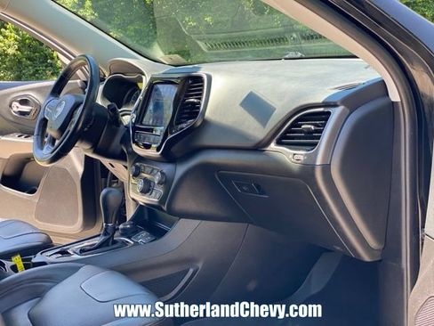 Used 2019 Jeep Cherokee Limited w/ Technology Group AWD/4WD image 17