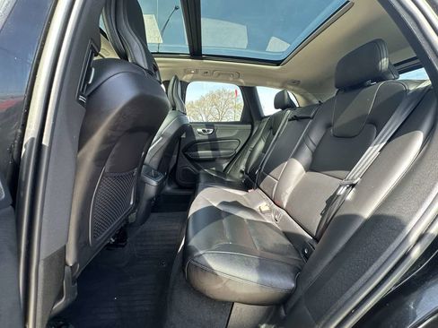 Used 2023 Volvo XC60 B5 Core image 40