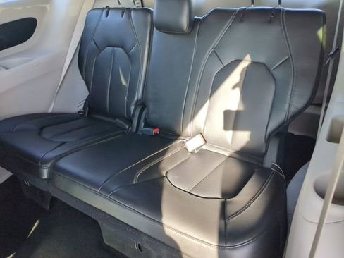Used 2024 Chrysler Pacifica Touring-L FWD image 20