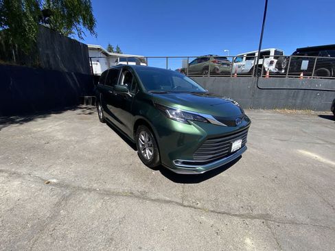 Used 2022 Toyota Sienna XLE w/ XLE Plus Package FWD image 8
