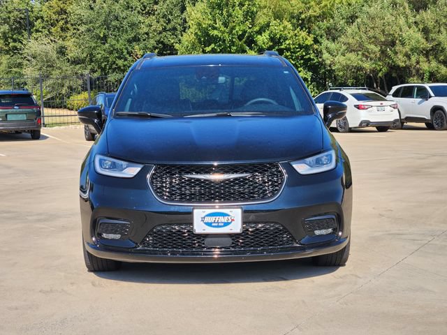 Used 2025 Chrysler Pacifica Limited FWD image 2