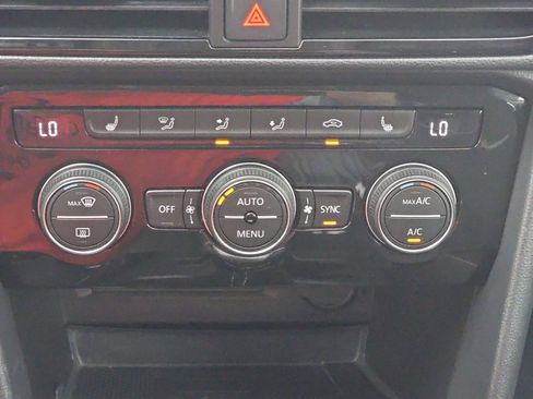 Certified 2024 Volkswagen Taos SE FWD image 23
