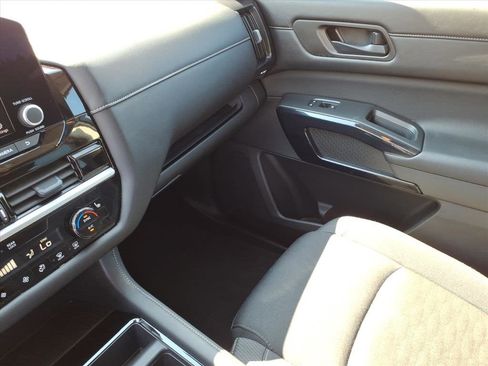 Used 2025 Nissan Pathfinder SV image 16