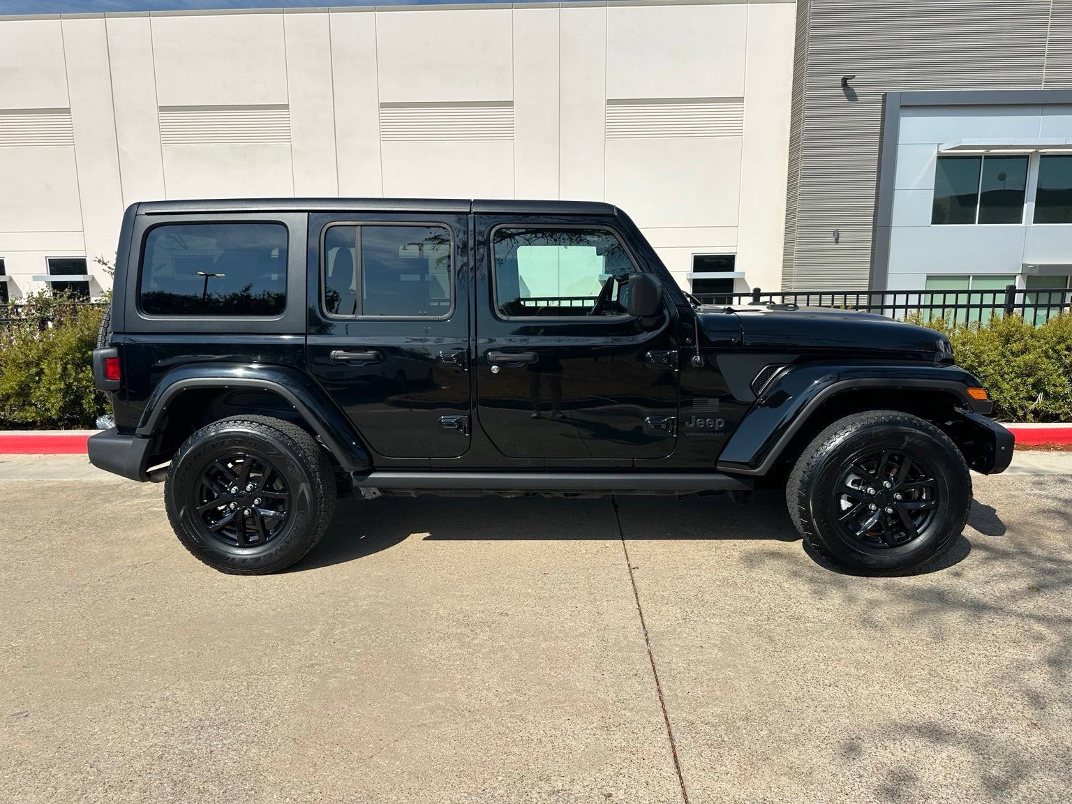 Used 2023 Jeep Wrangler Unlimited Sport AWD/4WD image 2