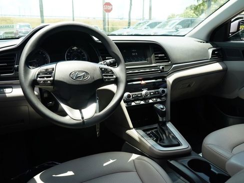 Used 2020 Hyundai Elantra SE FWD image 21