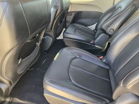 Used 2024 Chrysler Pacifica Select image 30