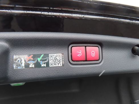 Used 2025 Mercedes-Benz C 300 4MATIC Sedan image 38