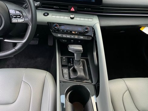 Used 2025 Hyundai Elantra Limited image 16