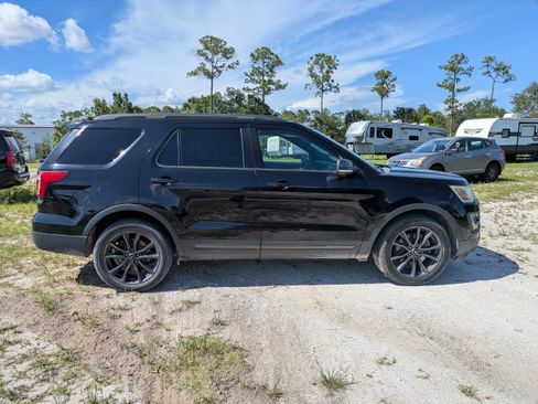 Used 2017 Ford Explorer XLT w/ Equipment Group 202A FWD image 3