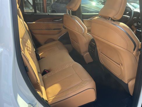 Used 2026 Jeep Grand Cherokee Summit w/ Obsidian Package AWD/4WD image 15