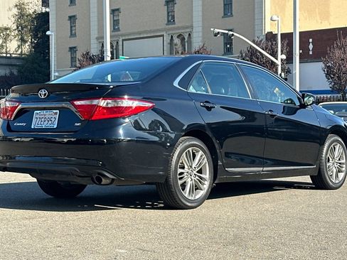 Used 2017 Toyota Camry SE image 4