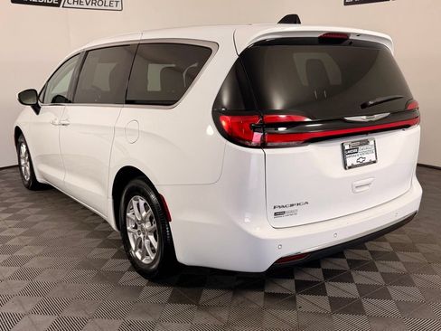 Used 2023 Chrysler Pacifica Touring-L FWD image 4