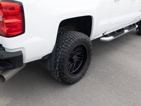 Used 2019 Chevrolet Silverado 2500 LT AWD/4WD image 11