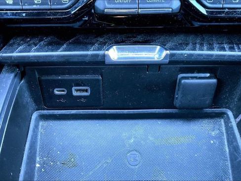 Used 2021 GMC Yukon XL Denali w/ Denali Premium Package image 25