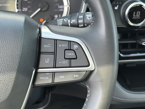 Used 2023 Toyota Highlander XLE FWD image 27