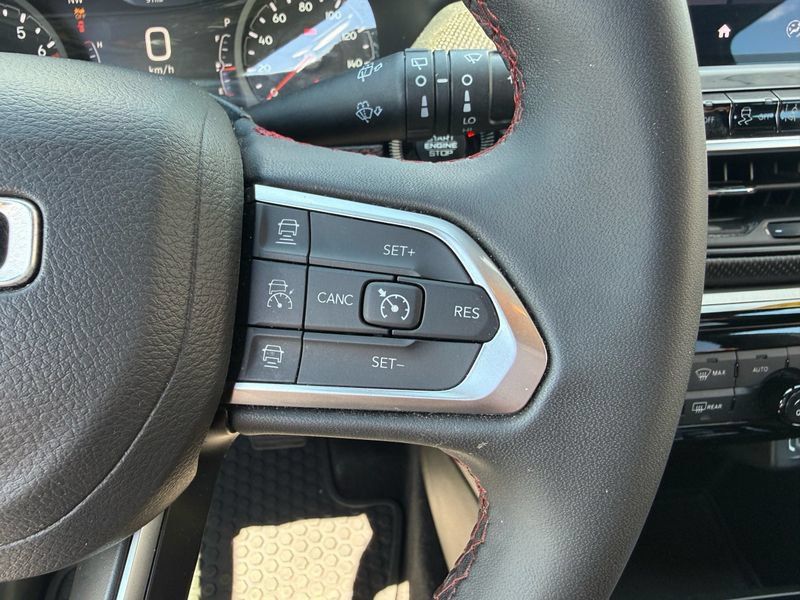 Used 2025 Jeep Compass Trailhawk AWD/4WD image 29